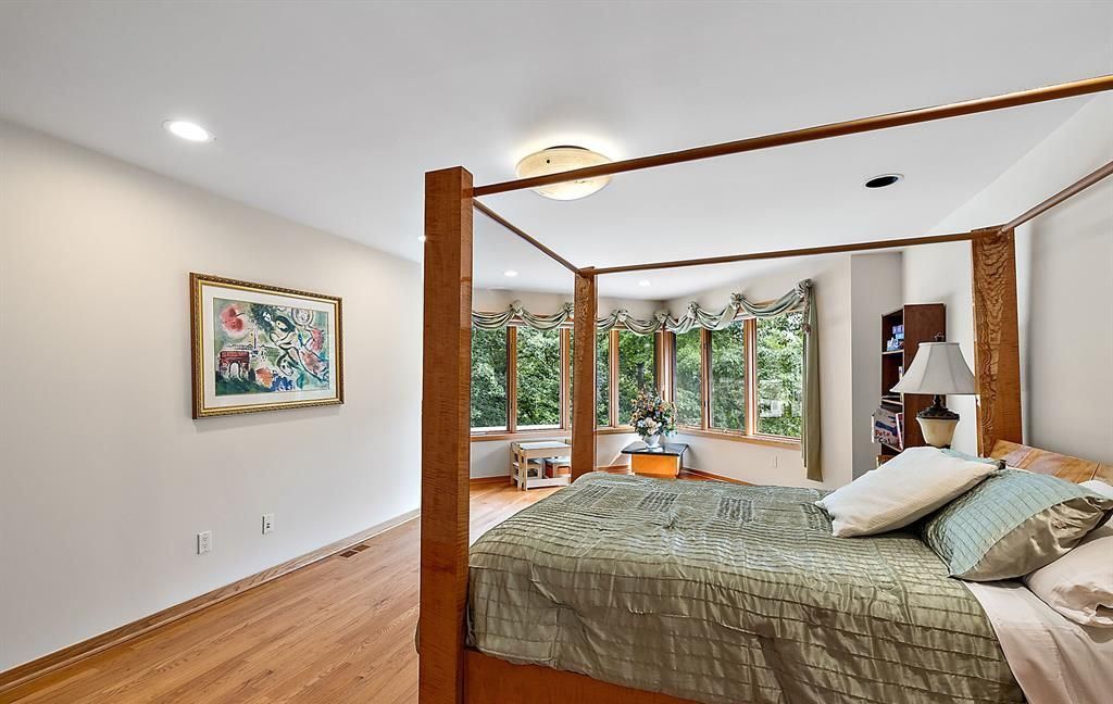 Stunning Modern Estate on Mirror Lake Ideal for Entertaining and Relaxation Asking 2349000 31