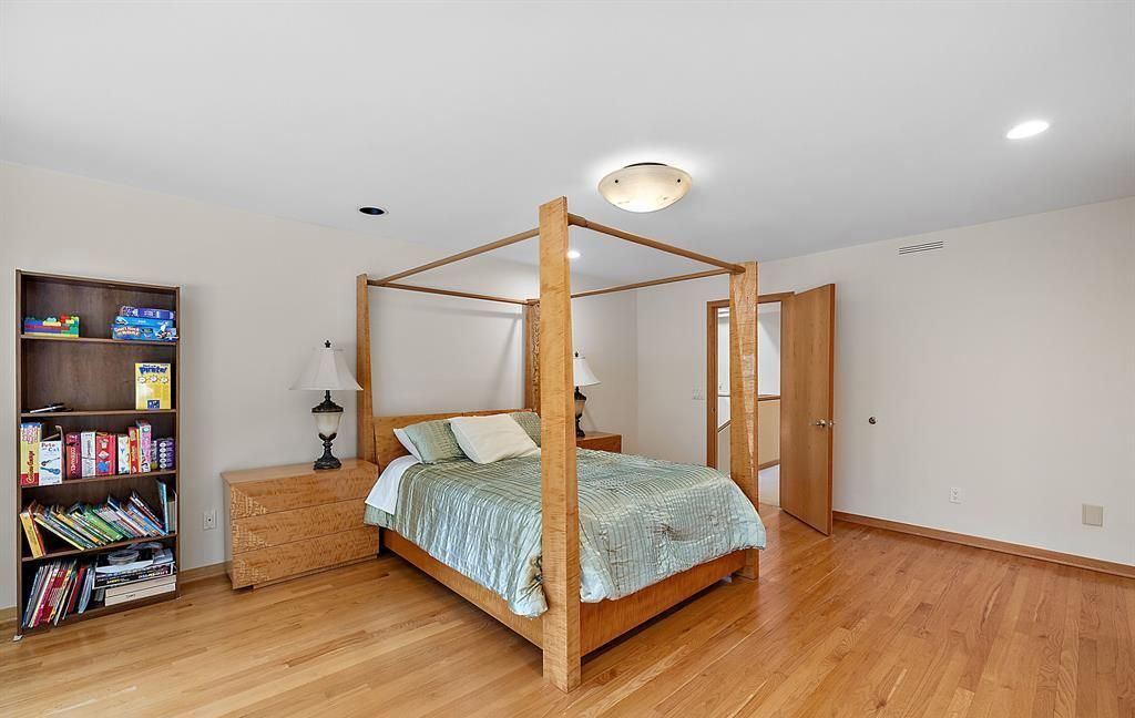 Stunning Modern Estate on Mirror Lake Ideal for Entertaining and Relaxation Asking 2349000 32