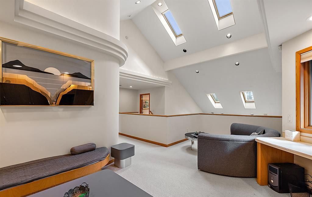 Stunning Modern Estate on Mirror Lake Ideal for Entertaining and Relaxation Asking 2349000 34