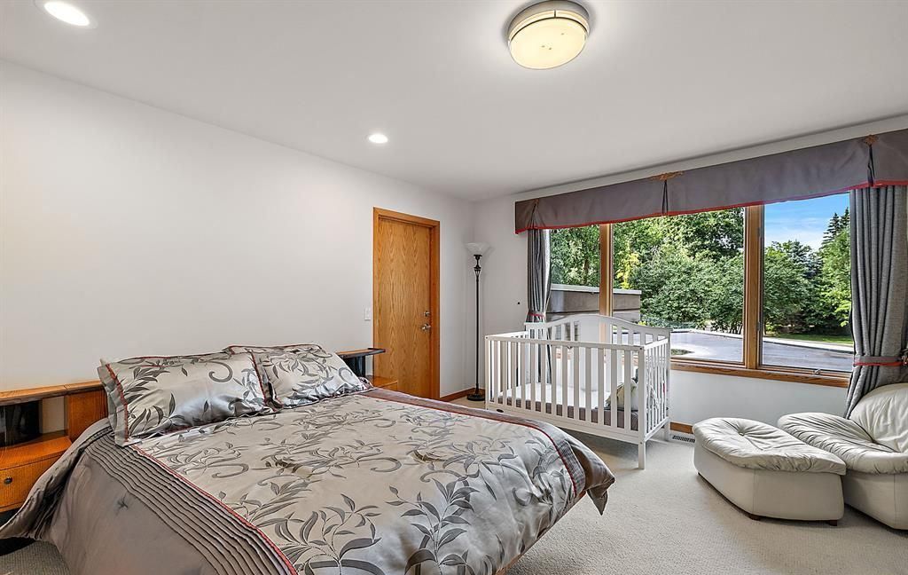 Stunning Modern Estate on Mirror Lake Ideal for Entertaining and Relaxation Asking 2349000 36