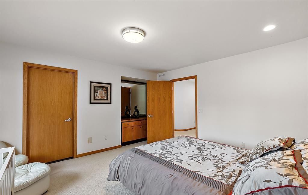 Stunning Modern Estate on Mirror Lake Ideal for Entertaining and Relaxation Asking 2349000 37