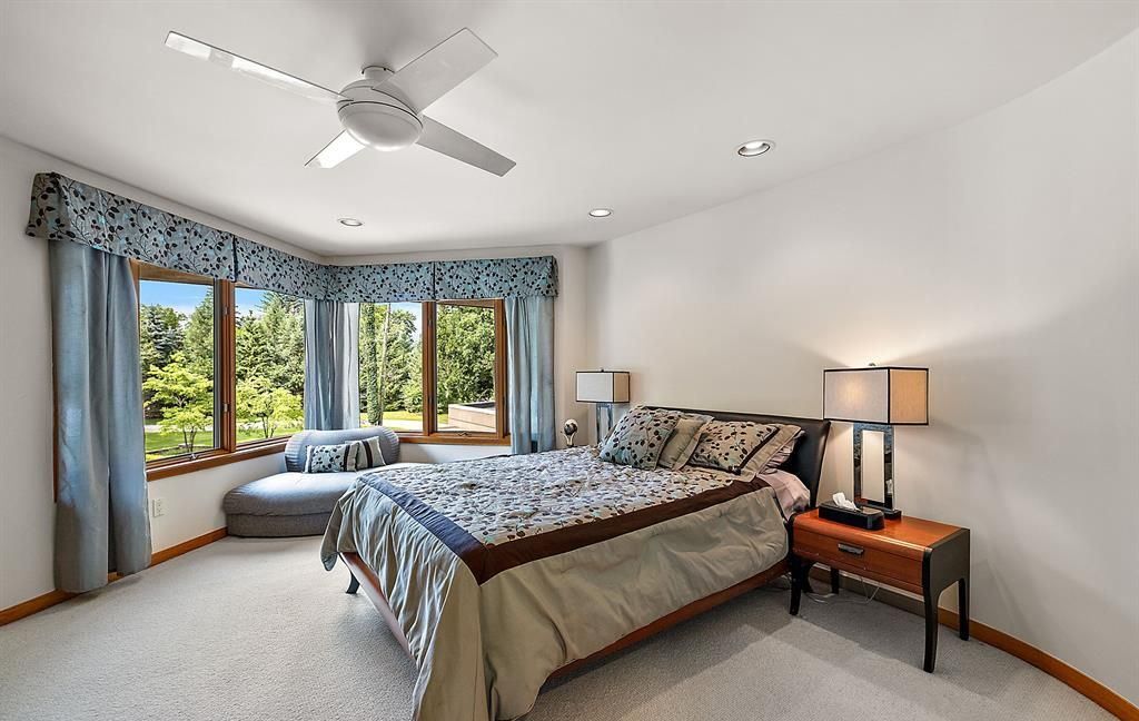 Stunning Modern Estate on Mirror Lake Ideal for Entertaining and Relaxation Asking 2349000 38