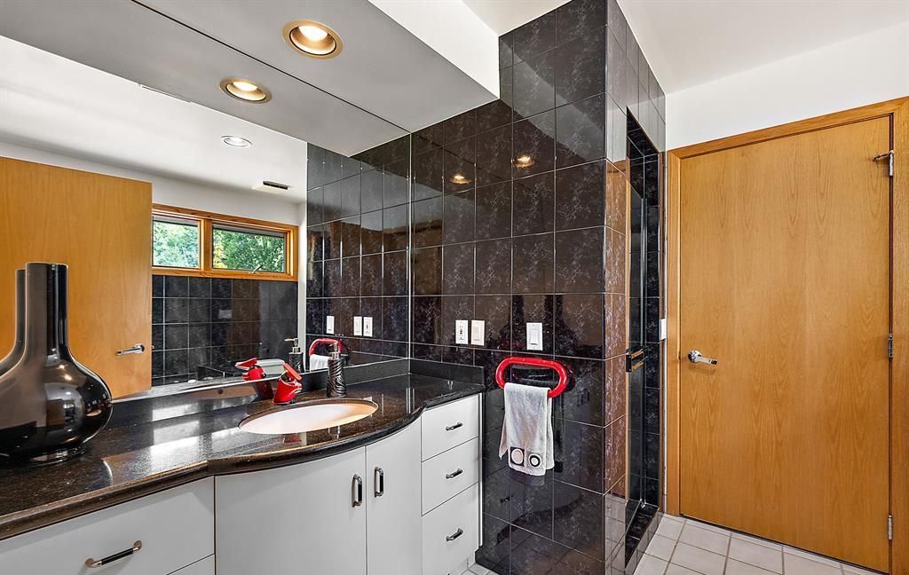 Stunning Modern Estate on Mirror Lake Ideal for Entertaining and Relaxation Asking 2349000 39