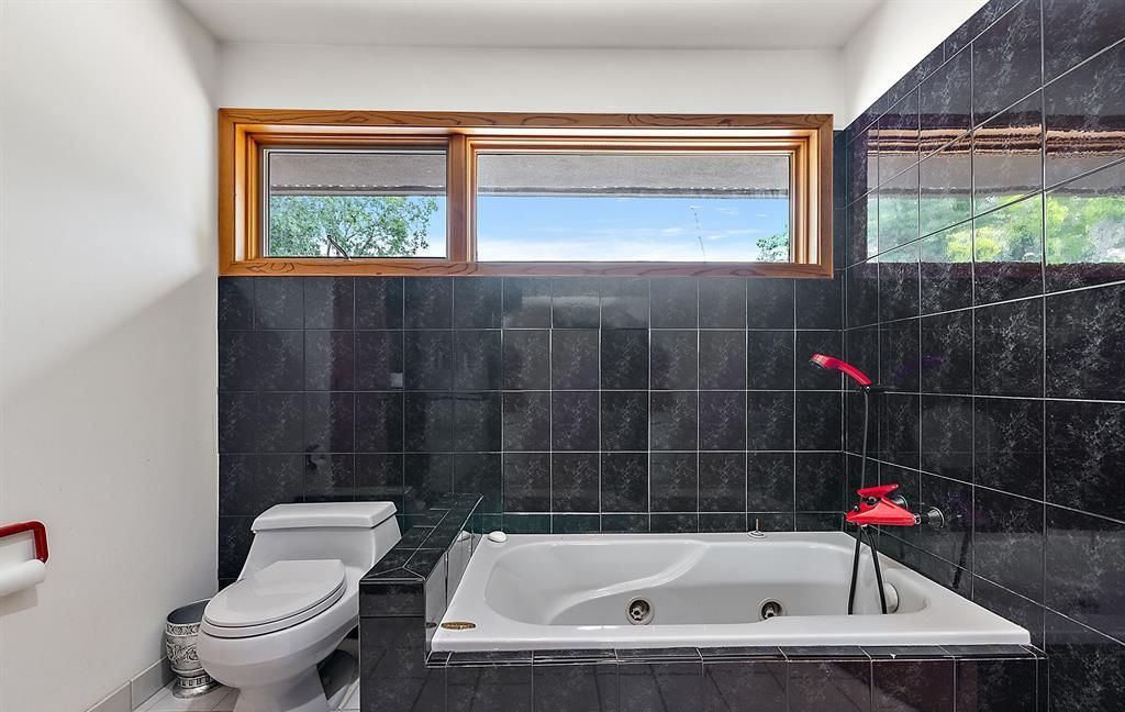 Stunning Modern Estate on Mirror Lake Ideal for Entertaining and Relaxation Asking 2349000 40