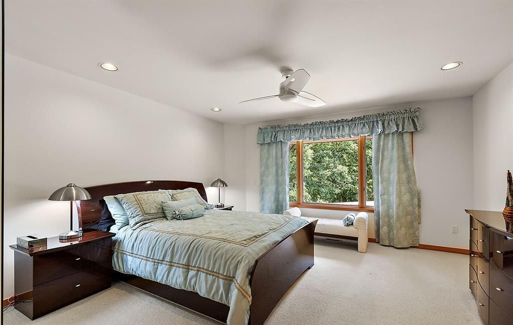 Stunning Modern Estate on Mirror Lake Ideal for Entertaining and Relaxation Asking 2349000 41