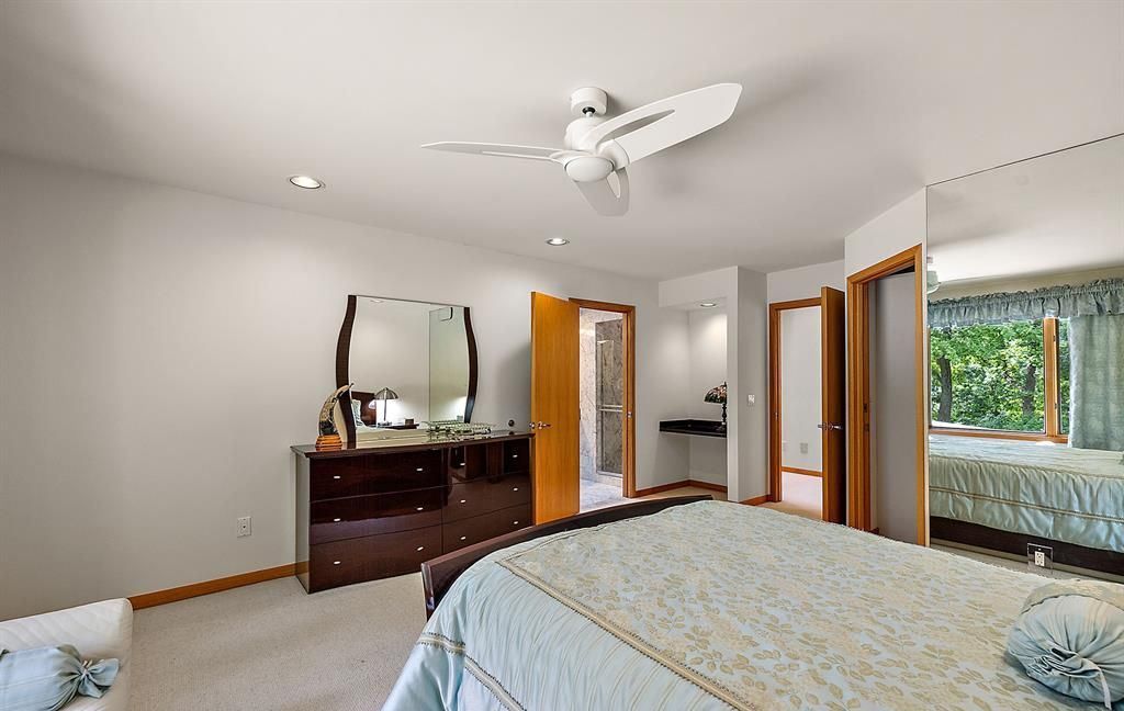 Stunning Modern Estate on Mirror Lake Ideal for Entertaining and Relaxation Asking 2349000 42