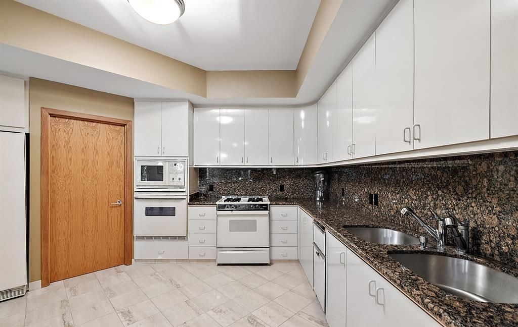 Stunning Modern Estate on Mirror Lake Ideal for Entertaining and Relaxation Asking 2349000 46