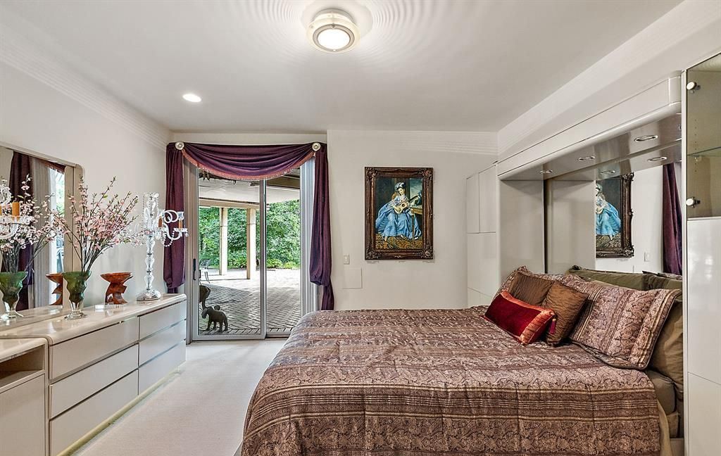 Stunning Modern Estate on Mirror Lake Ideal for Entertaining and Relaxation Asking 2349000 52
