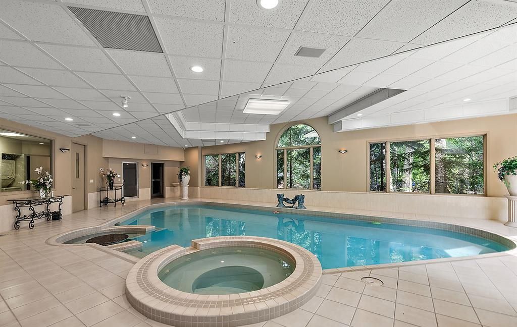 Stunning Modern Estate on Mirror Lake Ideal for Entertaining and Relaxation Asking 2349000 56