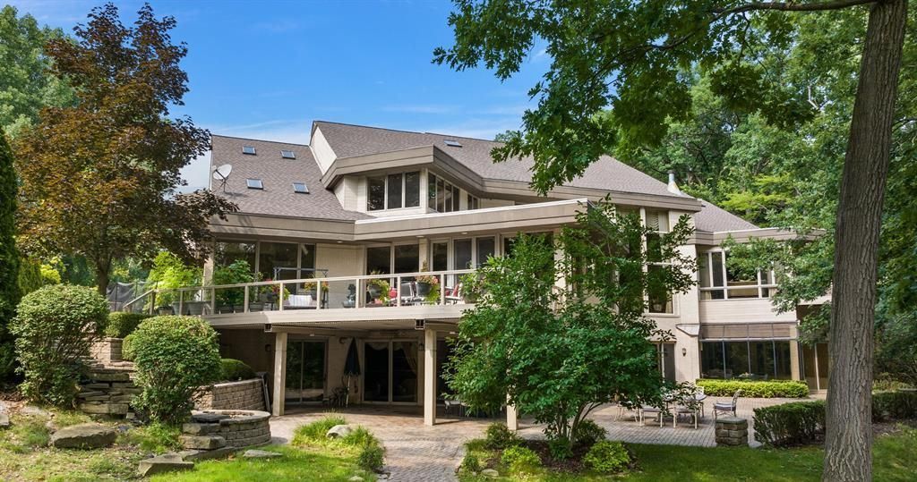 Stunning Modern Estate on Mirror Lake Ideal for Entertaining and Relaxation Asking 2349000 60
