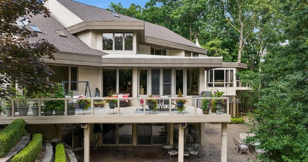 Stunning Modern Estate on Mirror Lake Ideal for Entertaining and Relaxation Asking 2349000 61