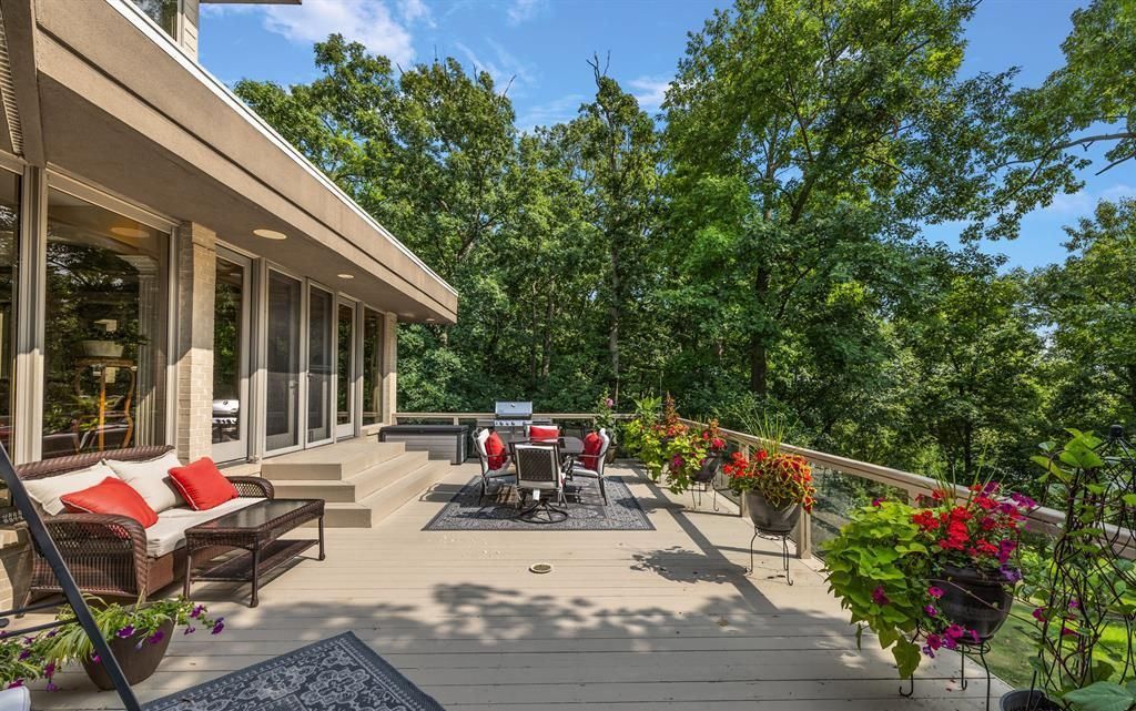Stunning Modern Estate on Mirror Lake Ideal for Entertaining and Relaxation Asking 2349000 62