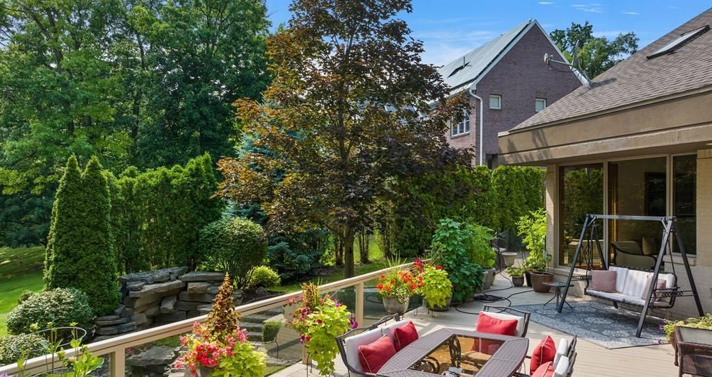 Stunning Modern Estate on Mirror Lake Ideal for Entertaining and Relaxation Asking 2349000 63