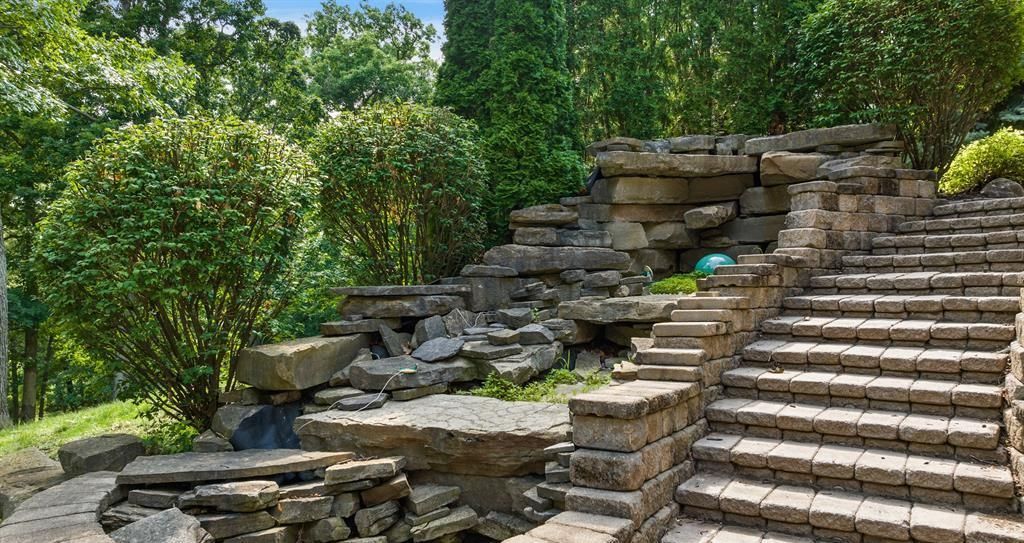 Stunning Modern Estate on Mirror Lake Ideal for Entertaining and Relaxation Asking 2349000 64