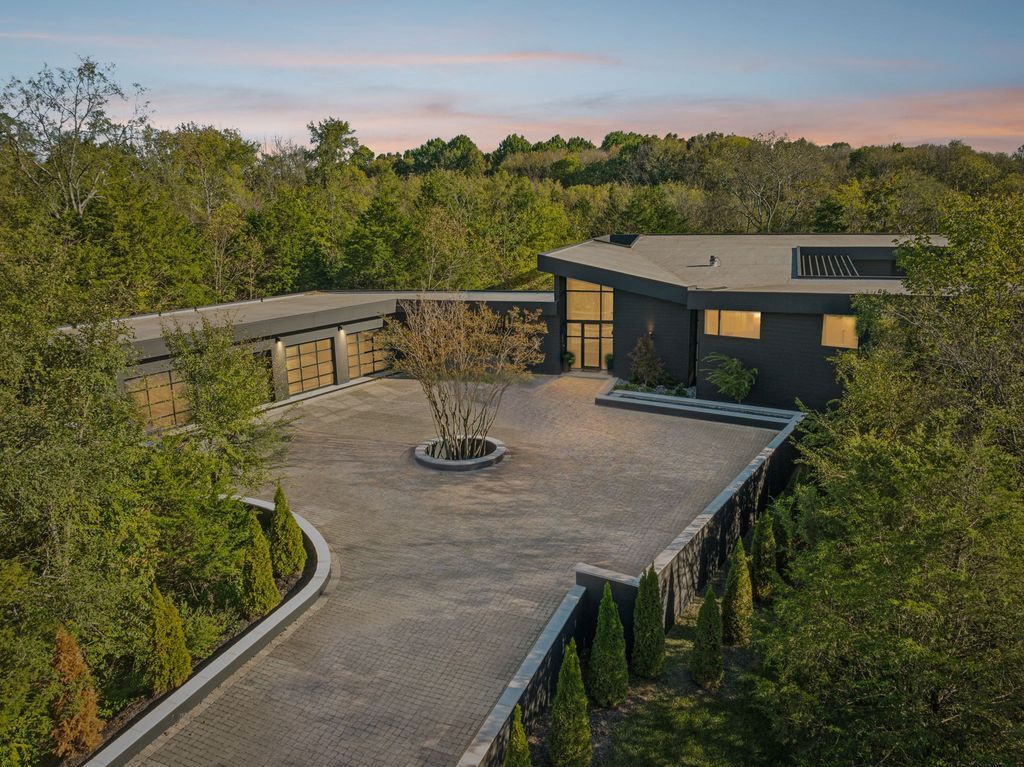 A Stunning Modern Home on 26 Acres in Wilson County Tennessee Showcasing Architectural Excellence Priced at 6.7 Million 2