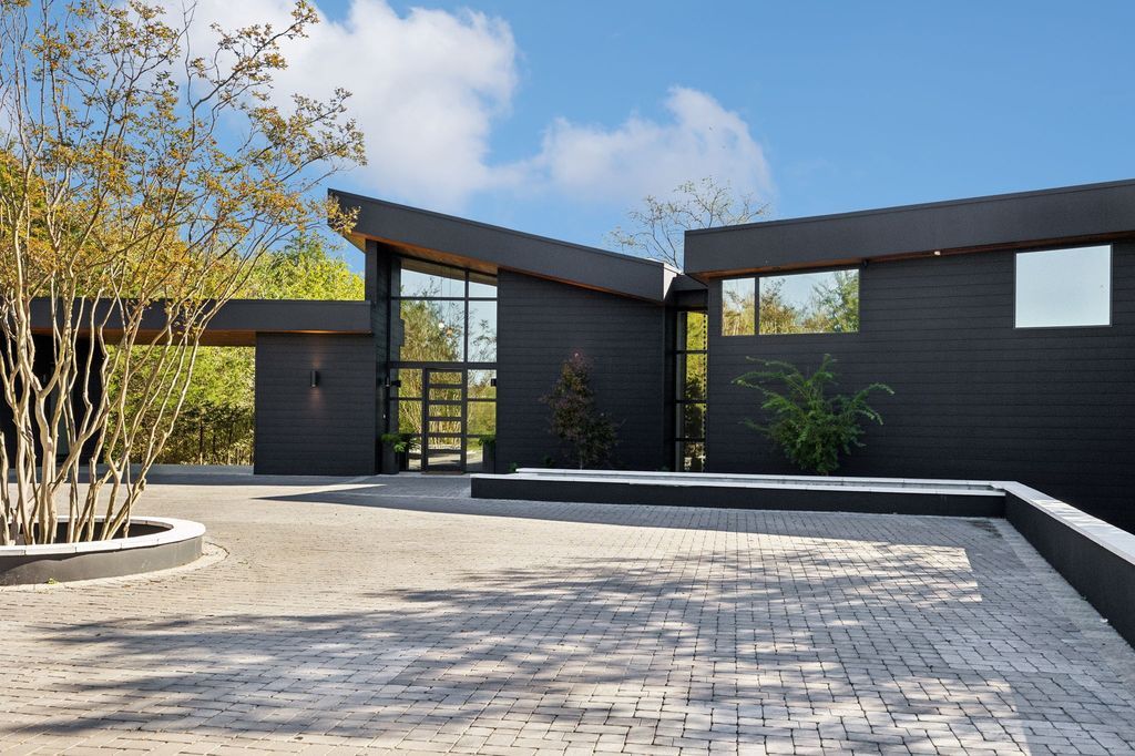 A Stunning Modern Home on 26 Acres in Wilson County Tennessee Showcasing Architectural Excellence Priced at 6.7 Million 3