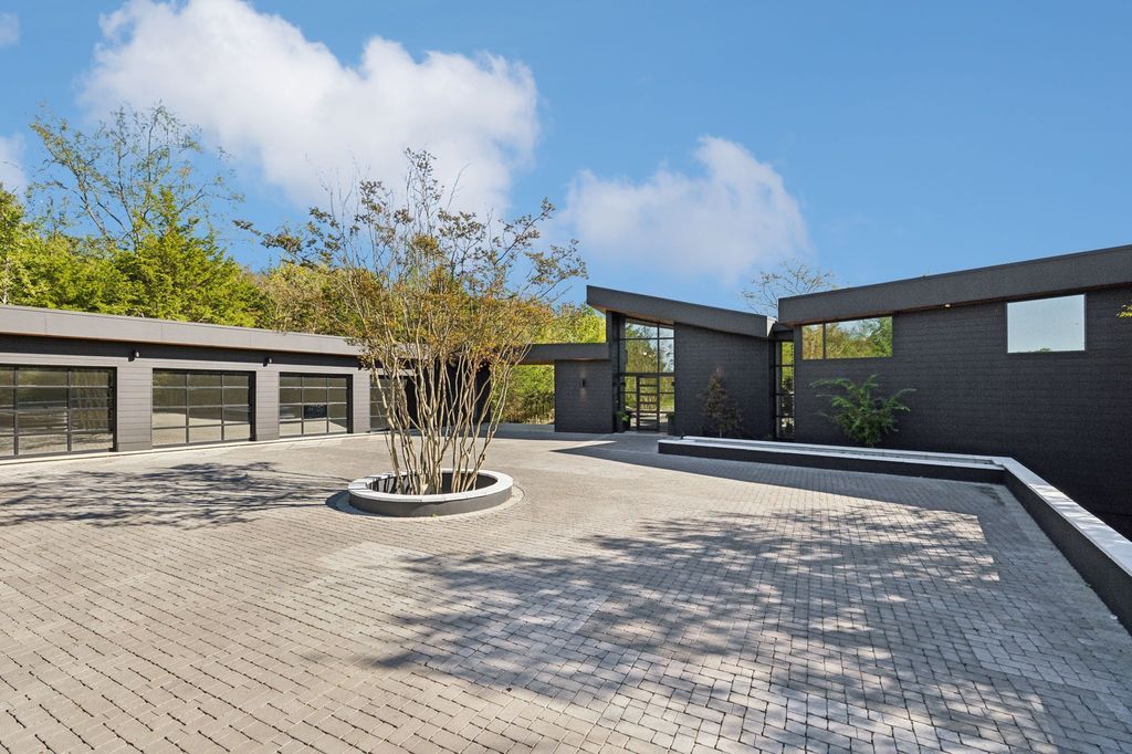 A Stunning Modern Home on 26 Acres in Wilson County Tennessee Showcasing Architectural Excellence Priced at 6.7 Million 4