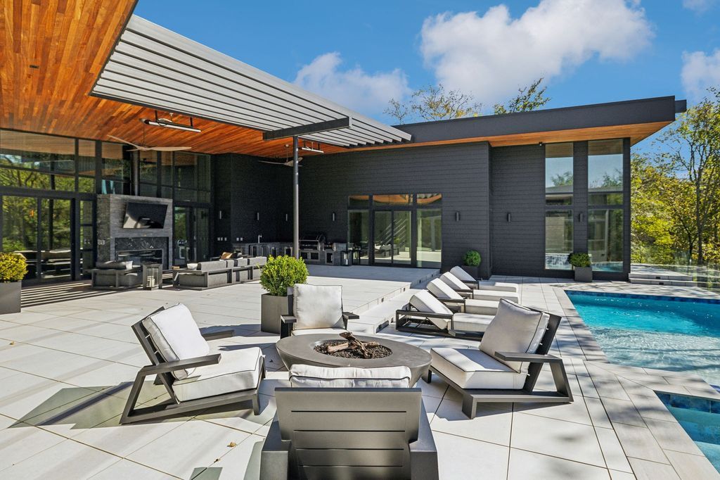 A Stunning Modern Home on 26 Acres in Wilson County Tennessee Showcasing Architectural Excellence Priced at 6.7 Million 43