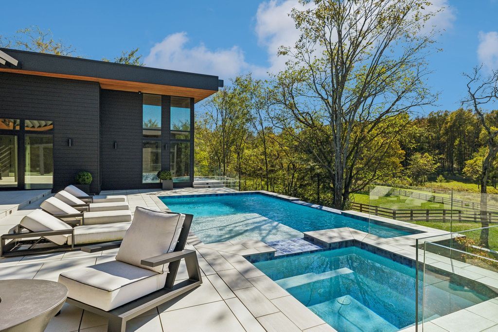 A Stunning Modern Home on 26 Acres in Wilson County Tennessee Showcasing Architectural Excellence Priced at 6.7 Million 44