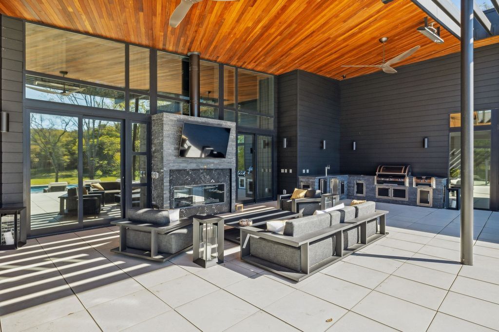 A Stunning Modern Home on 26 Acres in Wilson County Tennessee Showcasing Architectural Excellence Priced at 6.7 Million 45