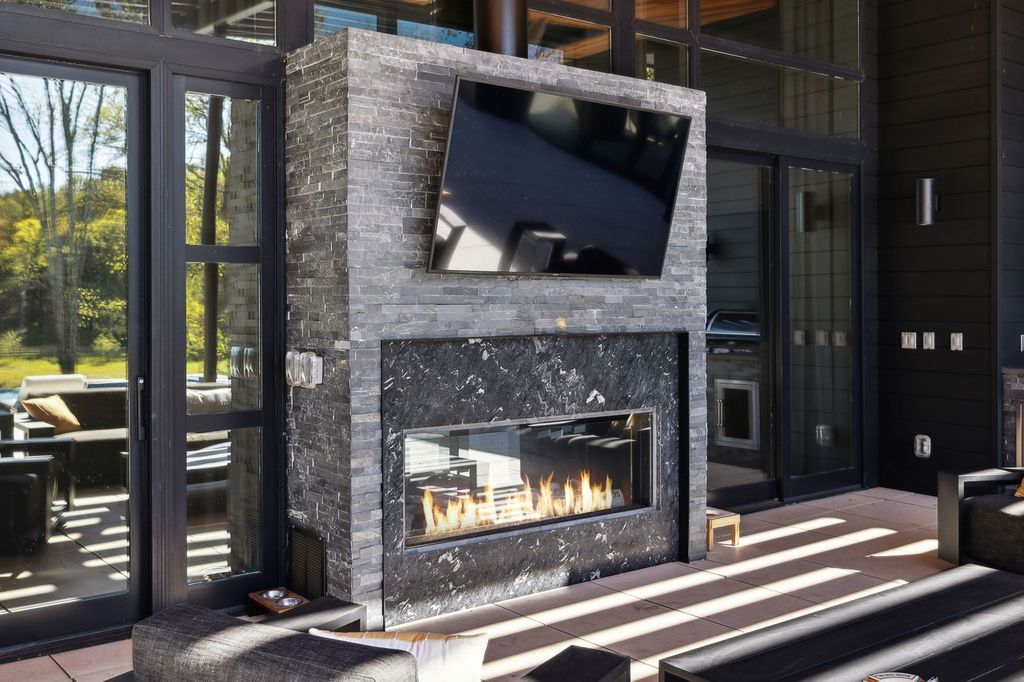 A Stunning Modern Home on 26 Acres in Wilson County Tennessee Showcasing Architectural Excellence Priced at 6.7 Million 46