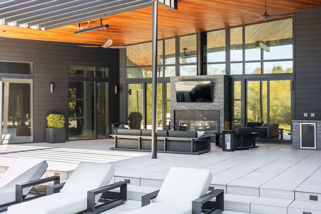 A Stunning Modern Home on 26 Acres in Wilson County Tennessee Showcasing Architectural Excellence Priced at 6.7 Million 47