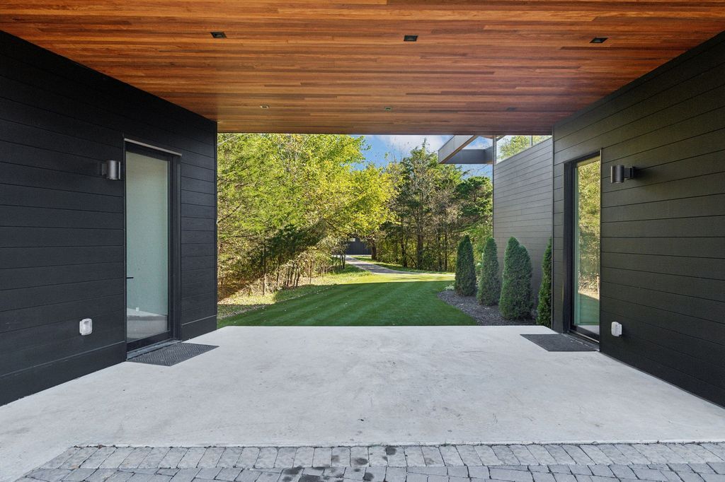 A Stunning Modern Home on 26 Acres in Wilson County Tennessee Showcasing Architectural Excellence Priced at 6.7 Million 52