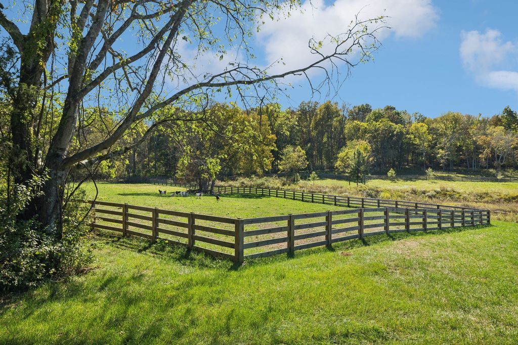 A Stunning Modern Home on 26 Acres in Wilson County Tennessee Showcasing Architectural Excellence Priced at 6.7 Million 54