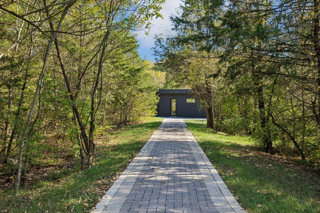A Stunning Modern Home on 26 Acres in Wilson County Tennessee Showcasing Architectural Excellence Priced at 6.7 Million 55