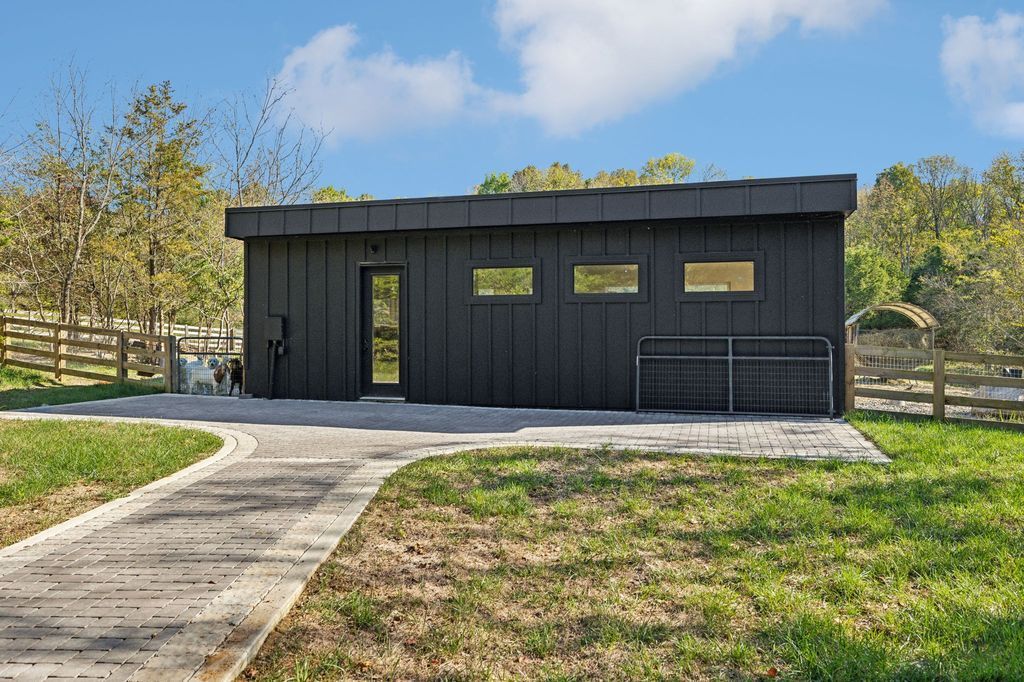 A Stunning Modern Home on 26 Acres in Wilson County Tennessee Showcasing Architectural Excellence Priced at 6.7 Million 56