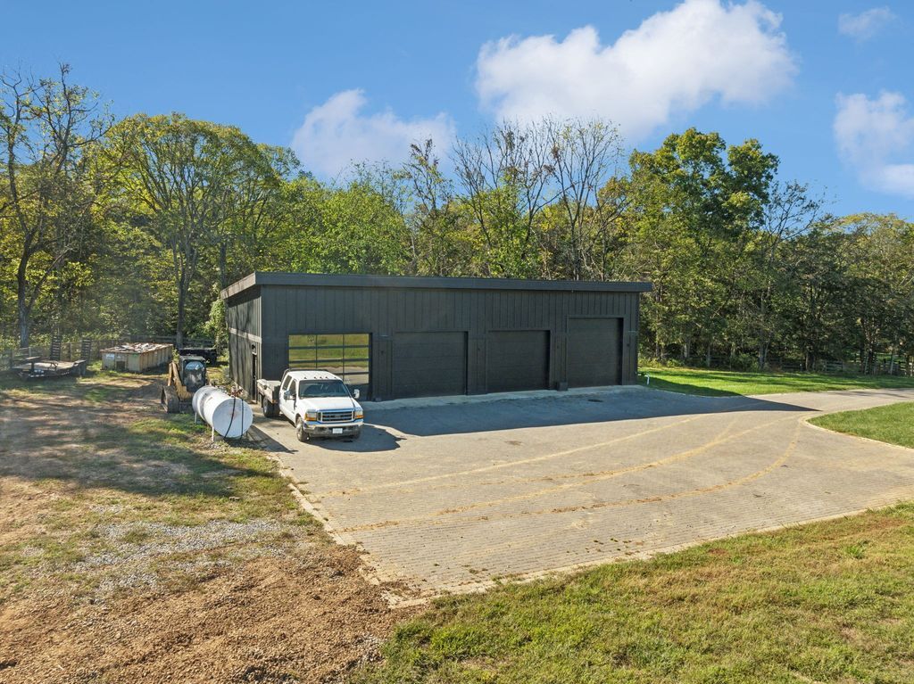 A Stunning Modern Home on 26 Acres in Wilson County Tennessee Showcasing Architectural Excellence Priced at 6.7 Million 57
