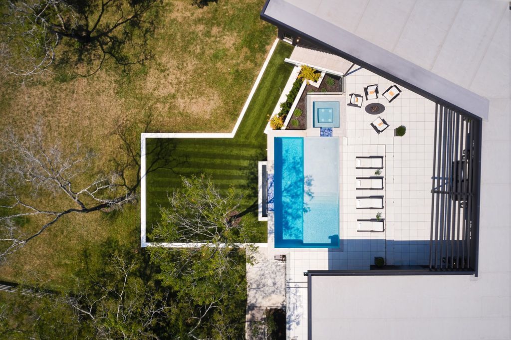 A Stunning Modern Home on 26 Acres in Wilson County Tennessee Showcasing Architectural Excellence Priced at 6.7 Million 62