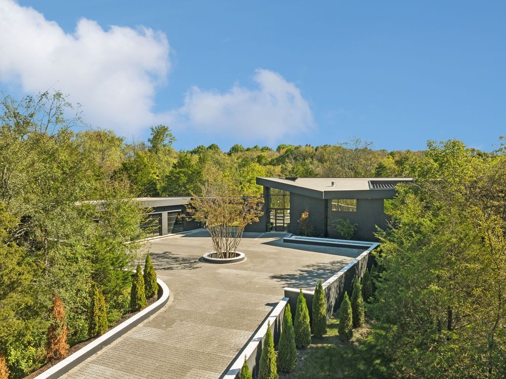 A Stunning Modern Home on 26 Acres in Wilson County Tennessee Showcasing Architectural Excellence Priced at 6.7 Million 63