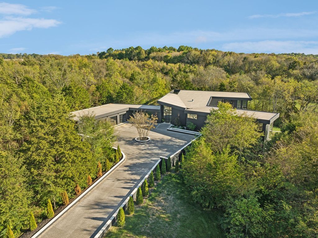 A Stunning Modern Home on 26 Acres in Wilson County Tennessee Showcasing Architectural Excellence Priced at 6.7 Million 64