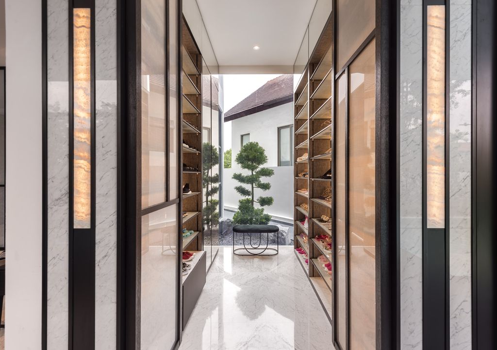 Eave House a Masterpiece by Elegance and Functionality 13