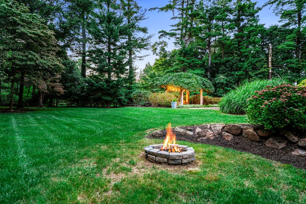Exceptional Devon Estate on a Private 1.87 Acre Lot with Beautiful Landscaping and Hardscaping Listed for 3295000 7