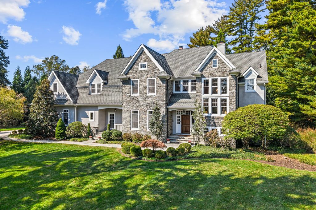 Exceptional Devon Estate on a Private 1.87 Acre Lot with Beautiful Landscaping and Hardscaping Listed for 3295000 71