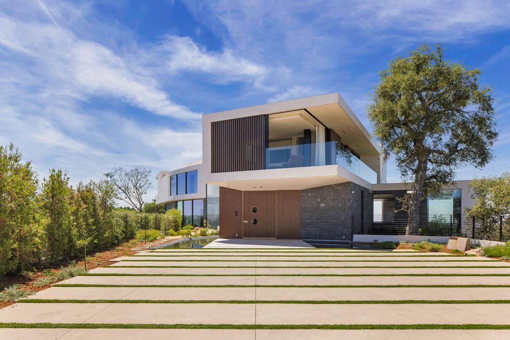 Exclusive Gated Contemporary Masterpiece Offering 360 Degree Views from Beverly Hills Asking 34995000 4
