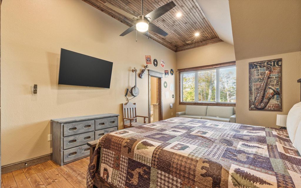 Grand Mountain Home with Unparalleled East Tennessee Views Available for 3.65 Million 33