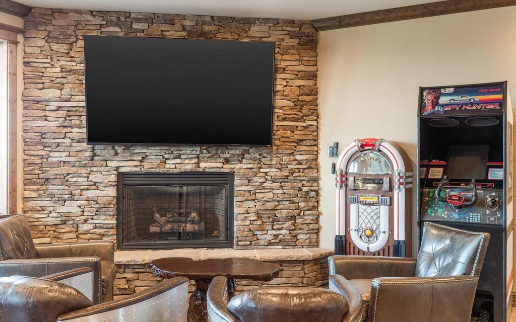 Grand Mountain Home with Unparalleled East Tennessee Views Available for 3.65 Million 41