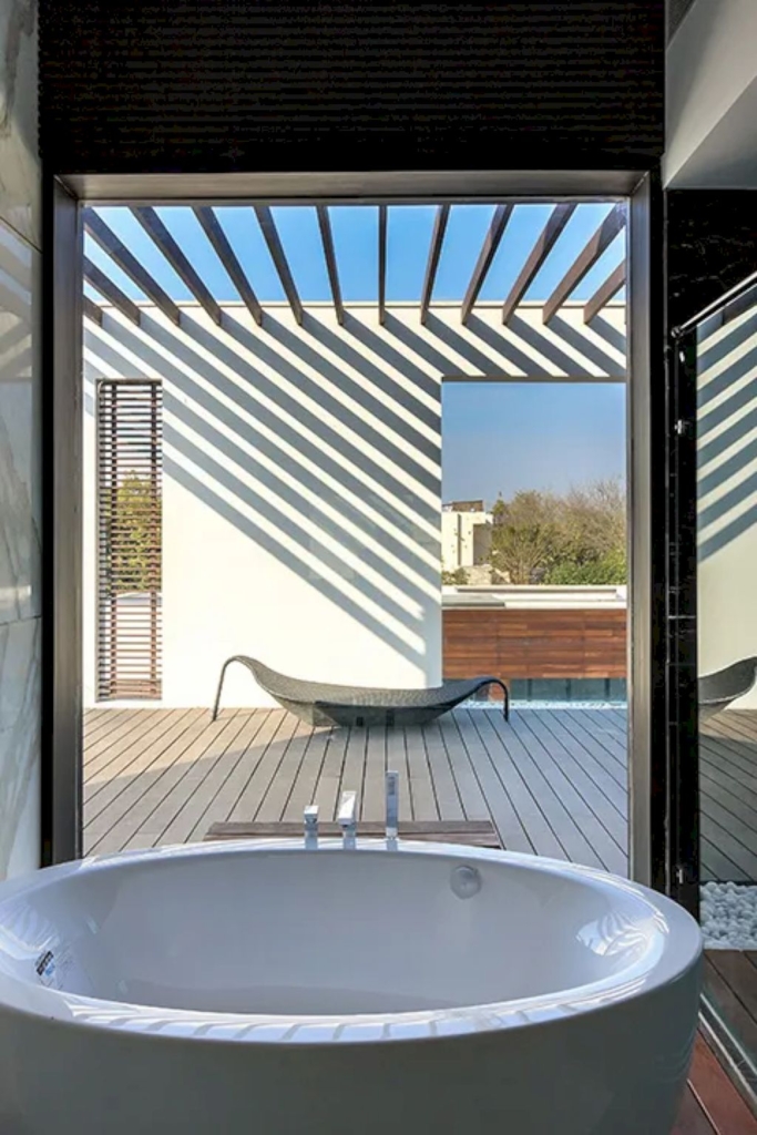 House Outhouse with centralized open spaces by DADA Partners 1