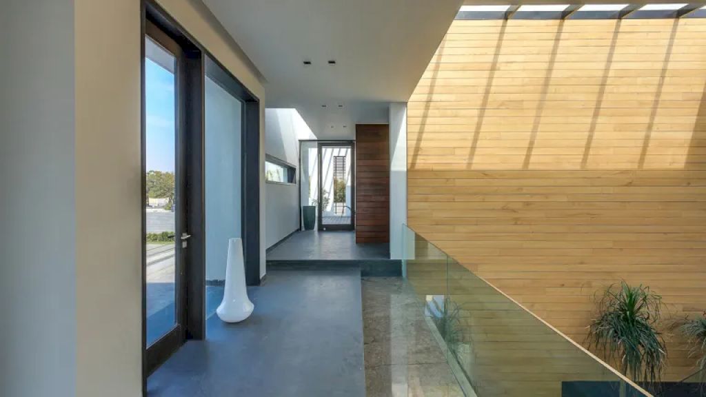 House Outhouse with centralized open spaces by DADA Partners 12