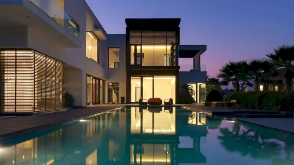 House Outhouse with centralized open spaces by DADA Partners 2