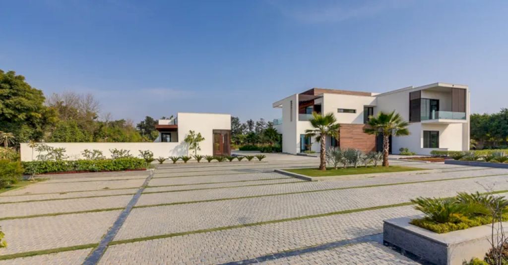 House Outhouse with centralized open spaces by DADA Partners 8