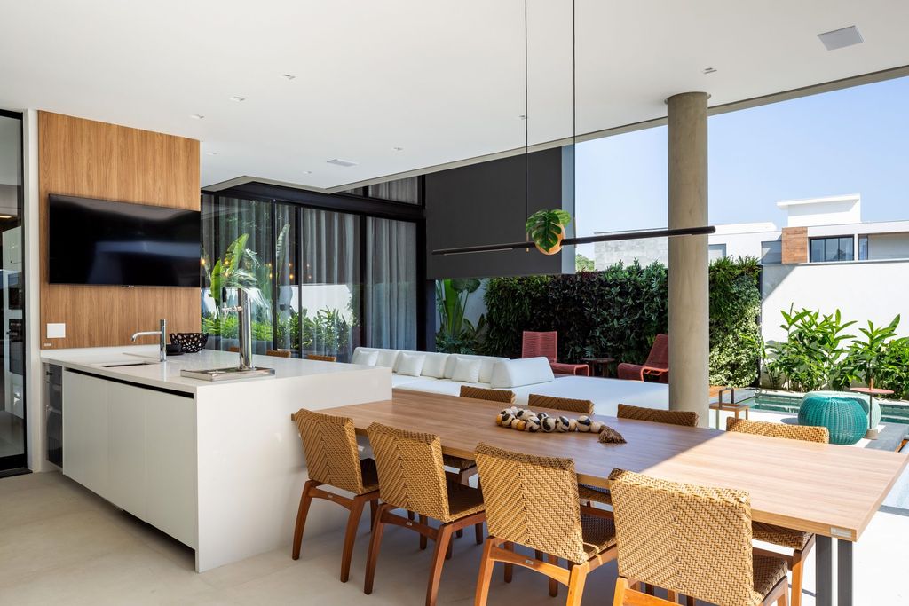 Liu House Glass Infused Beachfront Sanctuary by Raiz Arquitetura 10