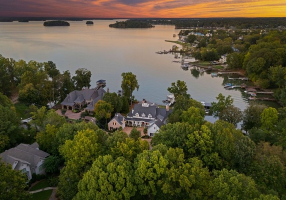 Illustration of Luxury Waterfront Properties In North Carolina