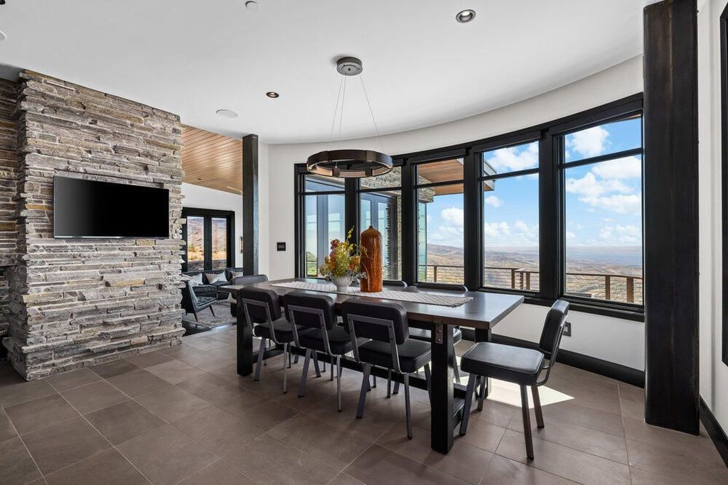 Nature and Architecture Unite in This Iconic Idaho Home Listed for 5925000 18