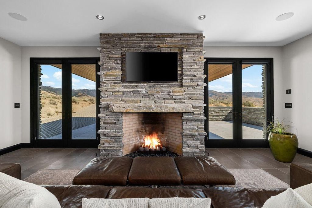 Nature and Architecture Unite in This Iconic Idaho Home Listed for 5925000 19