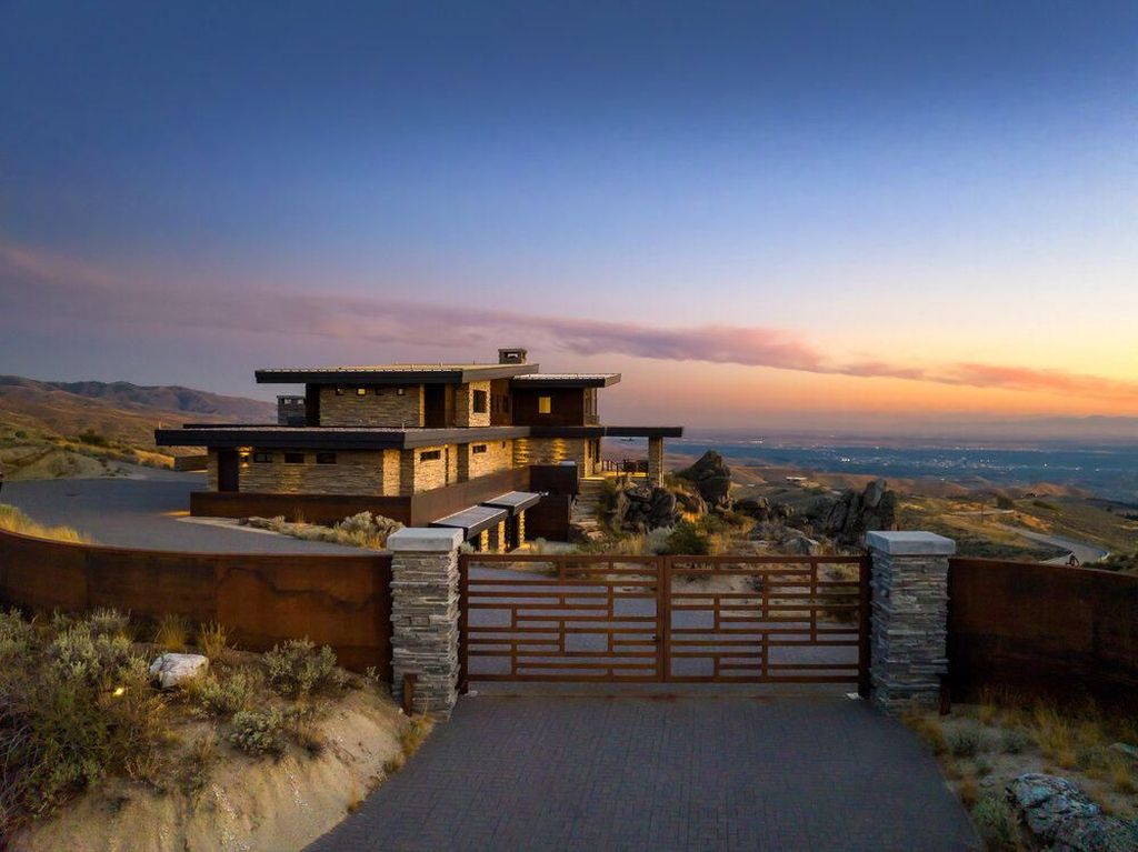 Nature and Architecture Unite in This Iconic Idaho Home Listed for 5925000 3