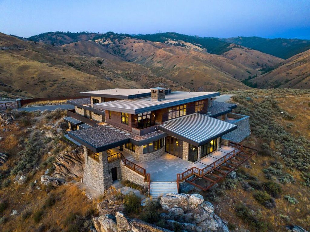 Nature and Architecture Unite in This Iconic Idaho Home Listed for 5925000 44